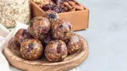 كرات الطاقة بالتمر والمكسرات: وجبة خفيفة صحية ولذيذة للعائلة
