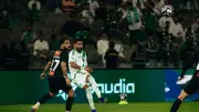 أهلي جدة يكتسح النجمة برباعية ويتصدر المنافسة على لقب دوري روشن السعودي