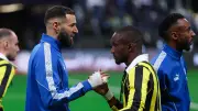 ضربة شراحيلي تهز كلاسيكو الهلال والاتحاد.. هل استهدف بنزيما عمداً؟