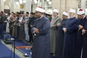 الطالب أحمد زكي فوزي يؤم المصلين بالجامع الأزهر بعد تخرجه من القراءات