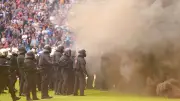 إصابات خطيرة وفوضى جماهيرية في ملعب كرة قدم: مشاهد مؤسفة تثير الجدل