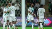 الأهلي يلمع في دوري روشن برقم تاريخي ويحافظ على الصدارة بفوز صعب على ضمك