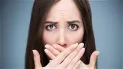 كيف تتخلص من رائحة الفم الكريهة أثناء الصيام؟ نصائح من خبير تغذية