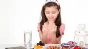 نظام غذائي صحي للأطفال الصائمين في رمضان: دليل شامل للعائلات