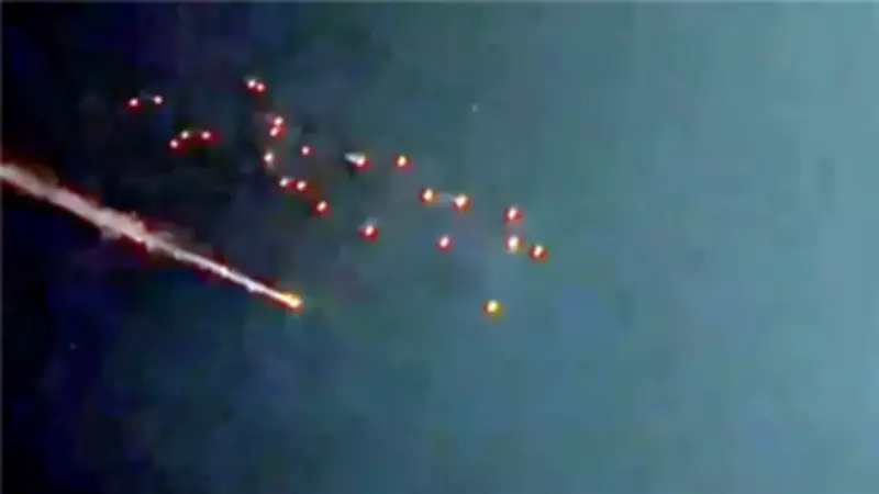 وسائل إعلام عبرية: انفجارات ضخمة تهز تل أبيب بعد هجوم إيراني بصواريخ عنقودية انشطارية