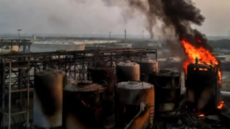 هجوم بطائرة مسيرة يشعل حريقًا في مصفاة ميناء عبدالله الكويتية