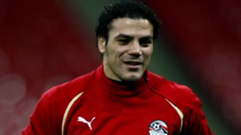 عمرو زكي يشن هجومًا لاذعًا على ثلاثي الأهلي: لا يستحقون ارتداء القميص الأحمر