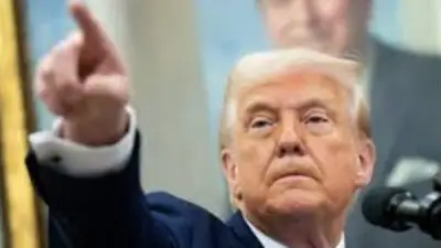 ترامب يعلن تدمير 42 سفينة إيرانية وتعطيل شبكة الاتصالات في طهران