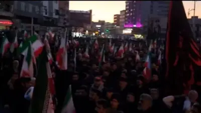 حشود إيرانية تتدفق نحو ساحة الثورة في طهران عقب إعلان مقتل المرشد خامنئي