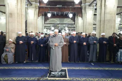 الآلاف يؤدون صلاة العشاء والتراويح بالأزهر الشريف في مشهد مهيب