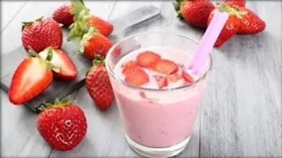عصير الزبادي بالفراولة: مشروب سحور مثالي في رمضان يجمع بين اللذة والقيمة الغذائية