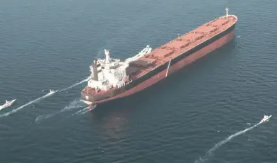 تصعيد إيراني أمريكي: إيران تزعم ضرب سفن أمريكية وواشنطن تنفي