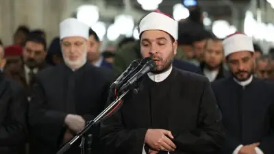 آلاف المصلين يؤدون صلاتي العشاء والتراويح في الجامع الأزهر وسط أجواء روحانية ساحرة