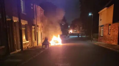 مجهولون يضرمون النيران في معرض ألوميتال شهير بالمحلة الكبرى والأمن يلاحقهم