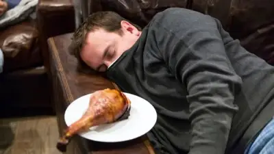 نصائح طبية هامة: كيف تتجنب الخنقة والارتجاع للحصول على نوم مريح بعد الأكل؟