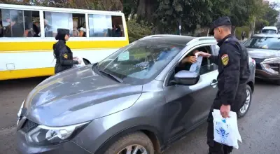 وزارة الداخلية تواصل توزيع وجبات جافة على المواطنين في الشوارع والميادين