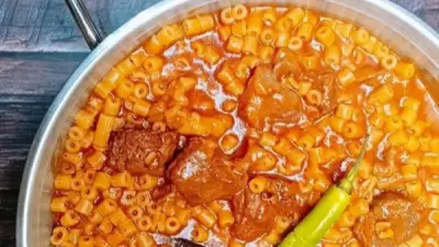 طريقة عمل مبكبكة بالسجق وكرات اللحم: وصفة سريعة بطعم شرقي مميز