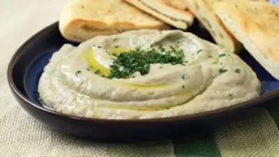 وصفات سحور رمضانية شهية: فول بالأومليت وسلطة بابا غنوج بالفلفل المشوي