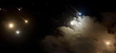 الكويت: وفاة فتاة متأثرة بجراحها بعد سقوط حطام في منطقة سكنية