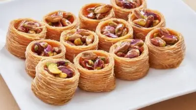 طريقة عمل كنافة أساور: حلويات رمضانية مقرمشة وشهية في خطوات بسيطة