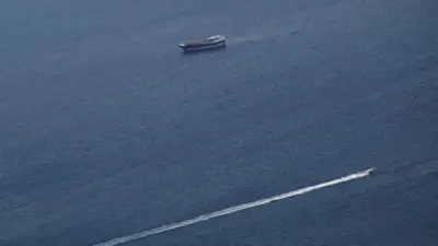 هجوم جديد في مضيق هرمز: سفينة حاويات تصاب بمقذوف مجهول وتشتعل النيران في محركاتها