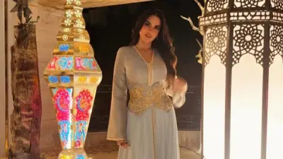 درة تخطف الأنظار بقفطان رمادي في جلسة تصوير رمضانية أنيقة