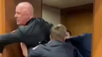 الشرطة الأمريكية تطرد جنديًا سابقًا من الكونجرس بعد رفضه القتال لإسرائيل