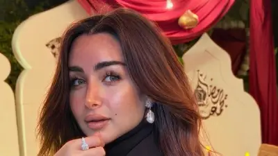 هنا الزاهد تخطف الأنظار بقفطان أسود أنيق في إطلالة رمضانية جذابة