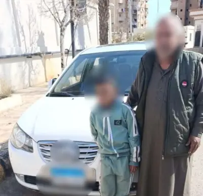 أب يخاطر بحياة طفله والمواطنين في السويس بسبب تعليم القيادة