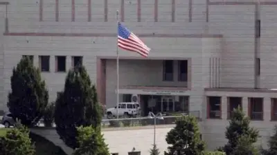 تصاعد أعمدة الدخان عقب انفجار وحريق بالقرب من مجمع السفارة الأمريكية بالسعودية