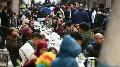 آلاف الصائمين يجتمعون على أكبر مائدة رمضانية في المطرية بمشهد مهيب