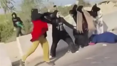 الأمن يتحرى فيديو مشاجرة فتيات بالحجارة على طريق الإسكندرية الصحراوي