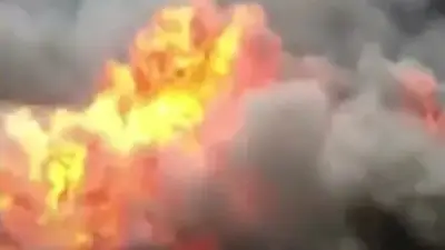 حريق ضخم يلتهم مكاتب ومستودعات شركتي هاليبرتون وكيه بي آر الأمريكيتين في البصرة عقب هجوم بطائرة مسيرة