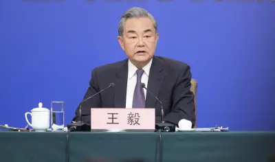 وزير الخارجية الصيني يدعو لوقف التصعيد والعودة للمفاوضات بشأن إيران