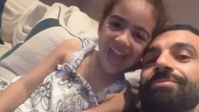 محمد صلاح يخطف الأضواء بفيديو عائلي ويحطم رقمًا قياسيًا في إنجلترا