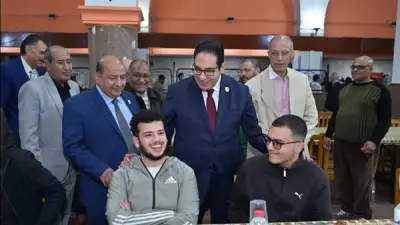 رئيس جامعة القاهرة يشارك طلاب المدن الجامعية إفطار رمضان ويشهد ختام الأنشطة الرياضية