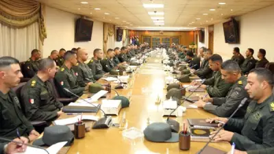 وزير الدفاع يلتقى قادة الجيشين الثاني والثالث الميدانيين لمناقشة الأمن القومي