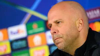 أسطورة ليفربول يتجنب الإجابة عن مستقبل سلوت: أعرف ما تريدون قوله!