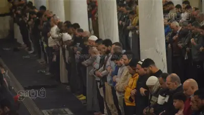 أجواء روحانية مهيبة في صلاة العشاء والتراويح بمسجد عمرو بن العاص في أولى الليالي الوترية