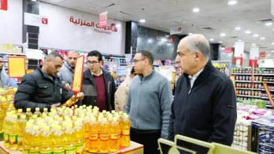 محافظ المنيا يُفاجئ السلاسل التجارية بجولة مسائية لمراقبة الأسعار والسلع