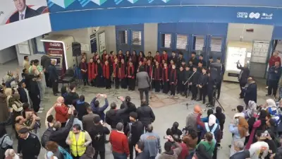 كورال كونسرفتوار يحيي يوم الشهيد بأغانٍ وطنية مفاجئة في محطة عدلي منصور