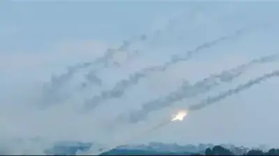 توتر خليجي حاد: صفارات إنذار في البحرين وتهديدات إيرانية للأسطول الأمريكي