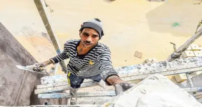 وزارة العمل تطلق منحاً مالية للعمالة غير المنتظمة والزواج والولادة والعلاج