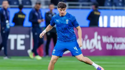 الهلال يعلن نجاح عملية يوسف أكتشيشيك الجراحية في باريس ويحدد فترة غيابه