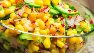 طريقة تحضير سلطة الذرة الحلوة بالجبن الشيدر: وصفة سهلة ولذيذة للمناسبات