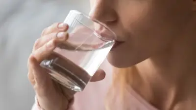 علامات الجفاف التي يجب أن تنتبه لها.. هل تشرب كمية كافية من الماء يوميًا؟