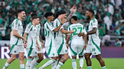 أهلي جدة يتقدم بهدفين أمام القادسية في الشوط الأول من الدوري السعودي