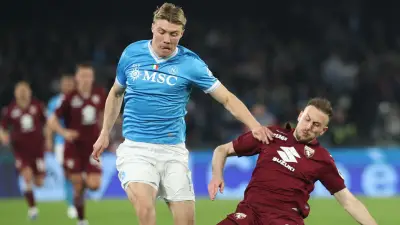 نابولي يعلن رسميًا: راسموس هويلوند باقٍ مع الفريق الموسم المقبل