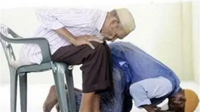 مركز الأزهر العالمي للفتوى يوضح أحكام الصلاة على الكرسي في المسجد بالتفصيل