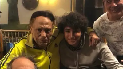 محمود عزب يكشف أسرار عادل إمام: أيقونة فنية بذكاء استثنائي ومتابعة دقيقة للأحداث